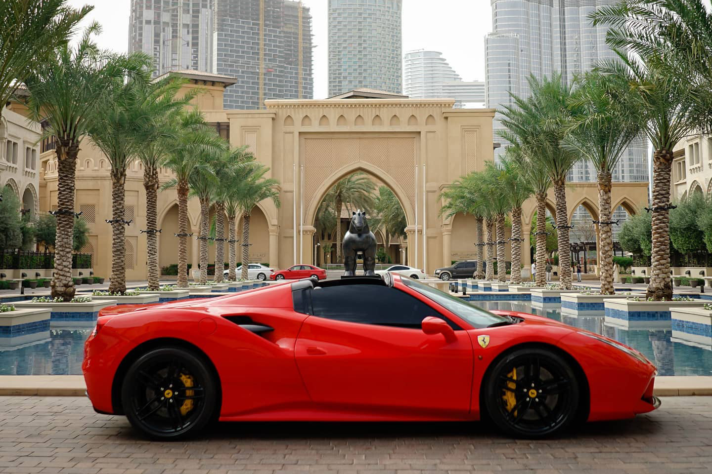 Красная Феррари в Дубае