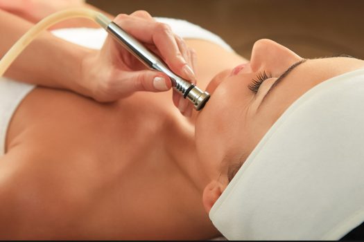 Skin Conditions Caused by Sand, Heat, and Pollution in Dubai – and How Dermatologists Treat Them